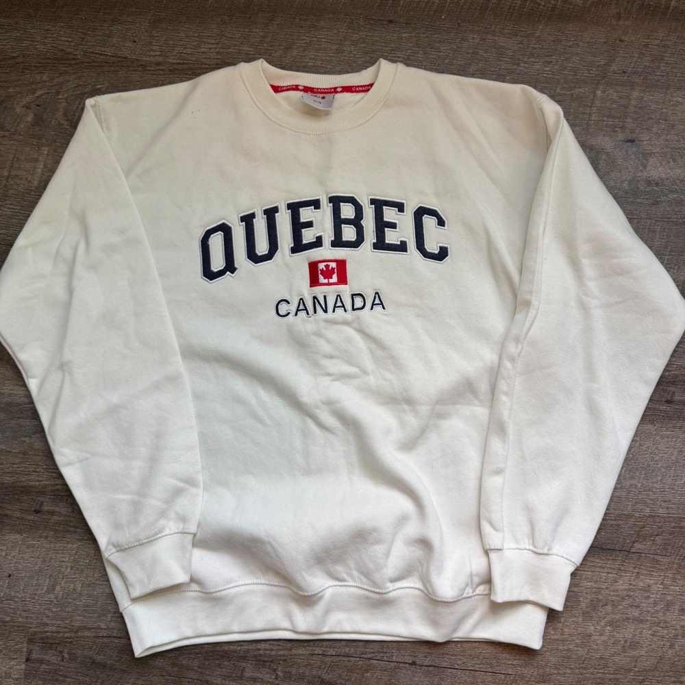 Quebec Canada Sweatshirt XL Regular Cream Embroidered Fleece